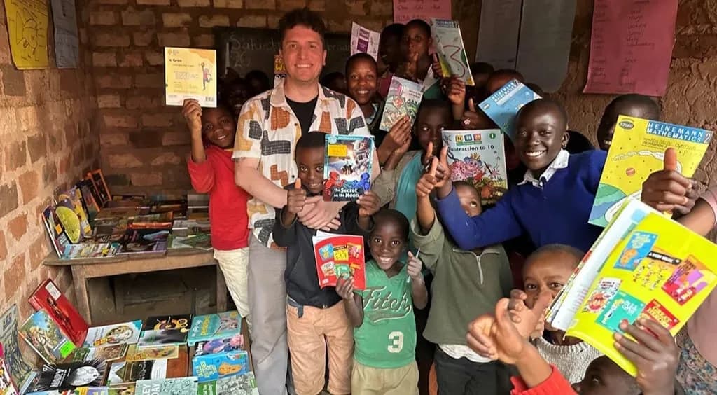 Türk ekonomist, turist olarak gittiği Uganda'da dağ köyüne kütüphane kurdu
