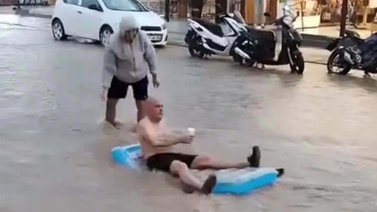 Fethiye’deki sağanak yabancı turistin eğlencesi oldu