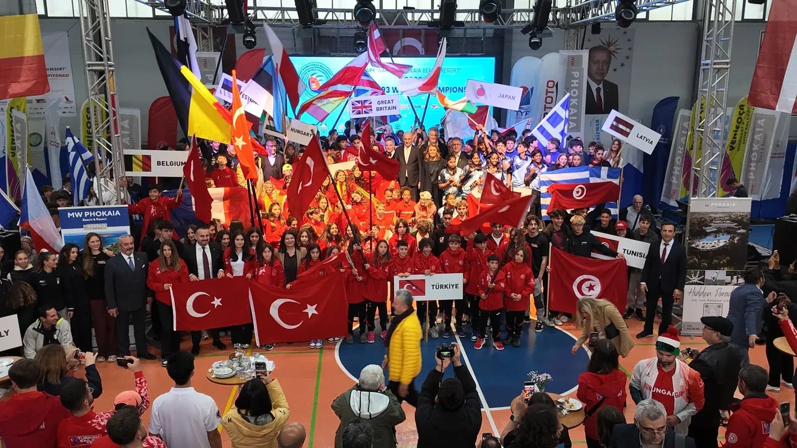 Foça'daki Dünya Şampiyonası açılış töreninde kardeşlik ve barış rüzgarları esti