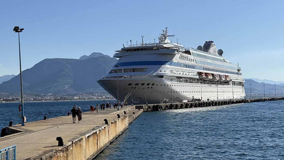 Yüzen oteller ile iki ayda 52 bin 748 yolcu seyahat etti
