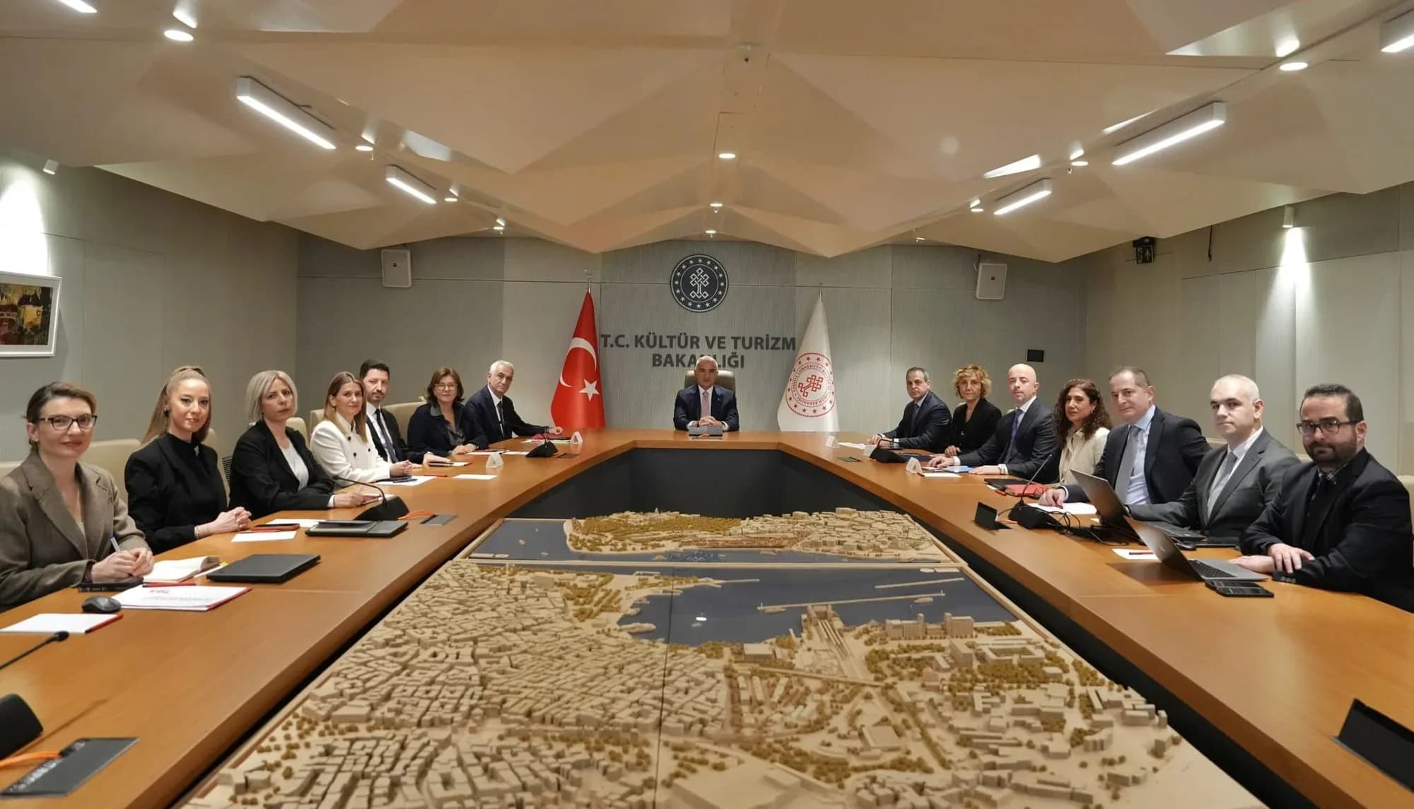 Turizm Bakanı Ersoy, sektör temsilcileriyle son gelişmeleri değerlendirdi