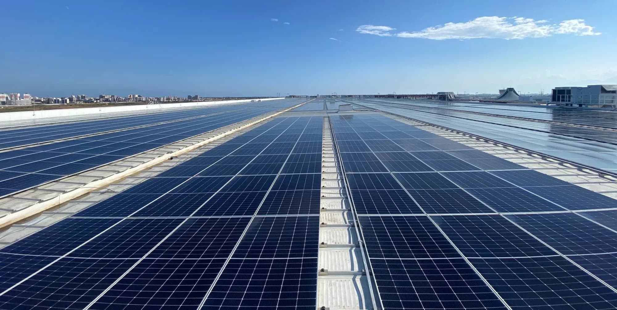 Fraport TAV Antalya Havalimanı’ndan yenilenebilir enerji hamlesi: Terminal-2 çatısında Güneş Enerjisi Santrali