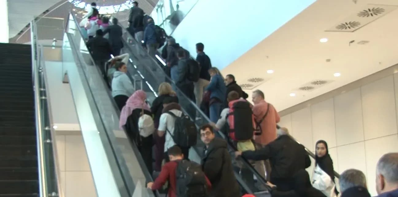Katar'da mahsur kalan Türk vatandaşları Türkiye'ye döndü   