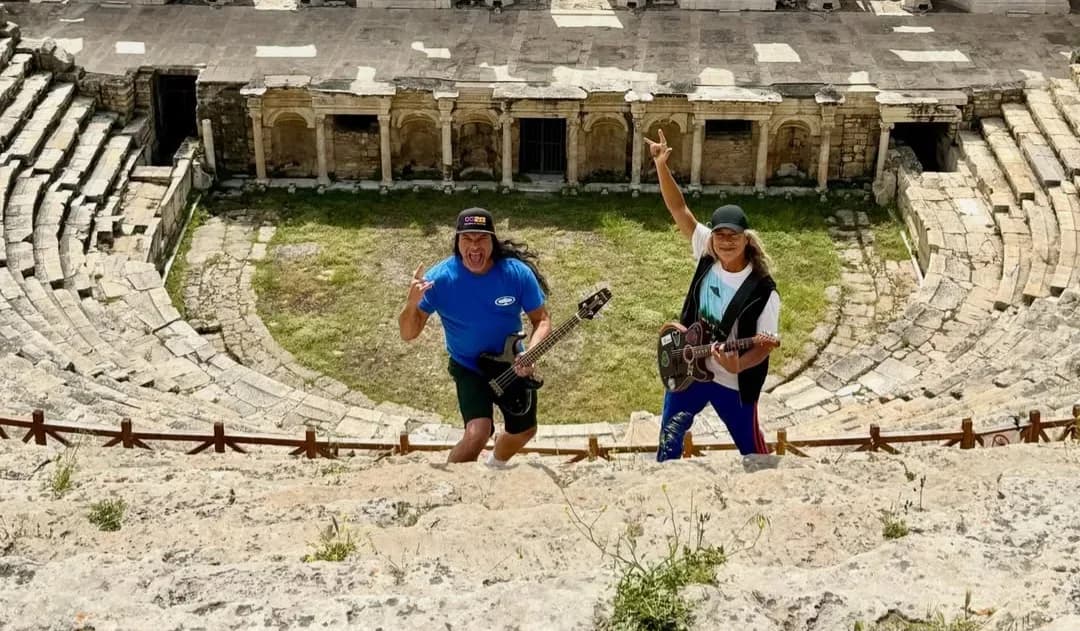 Dünyaca ünlü efsane metal müzik grubu Metallica'nın üyeleri Denizli'deki Hierapolis'i gezdi
