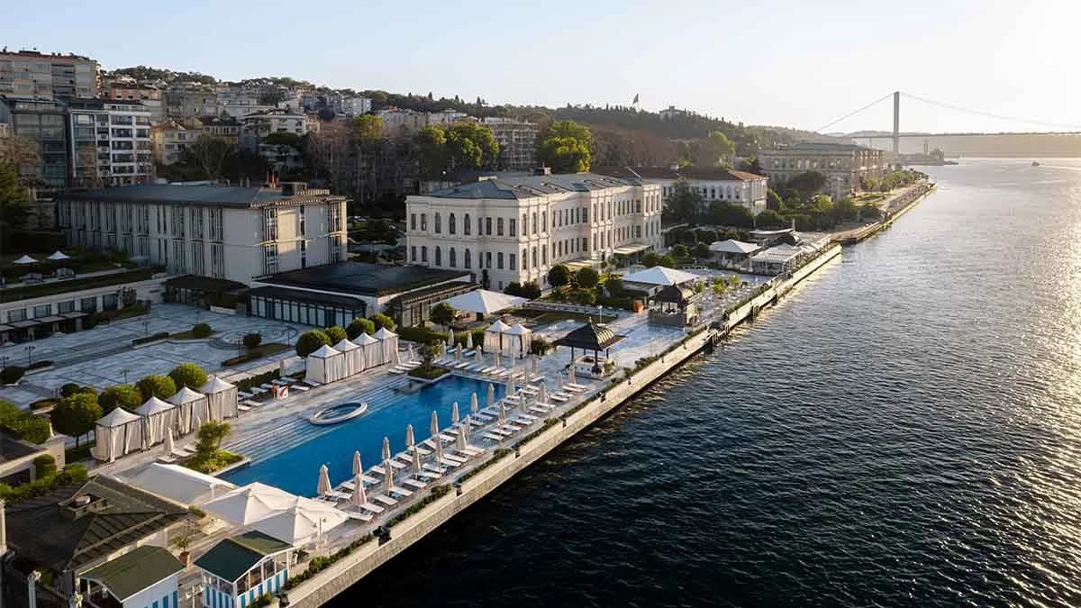 Four Seasons Hotel Bosphorus ve Four Seasons Hotel Sultanahmet, Condé Nast Traveler'ın “Triple Crown” koleksiyonunda
