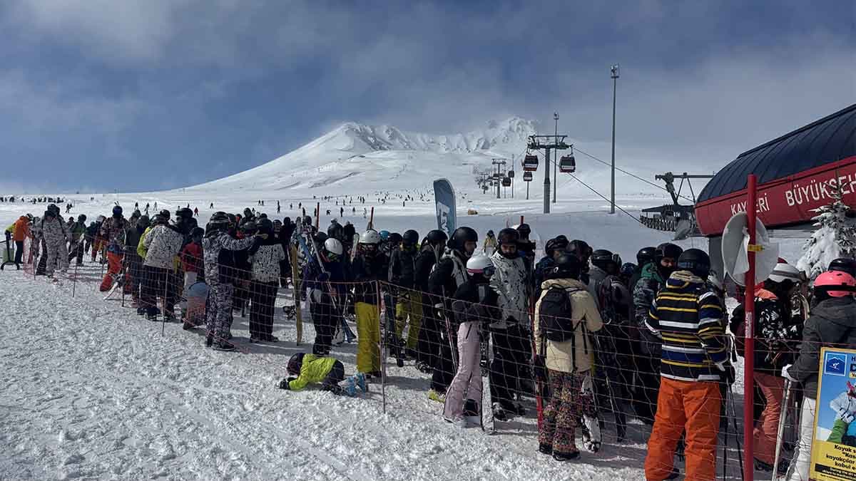 Kar yağışı ile sezonun uzadığı Erciyes'te bayram rezervasyonları %70'e ulaştı