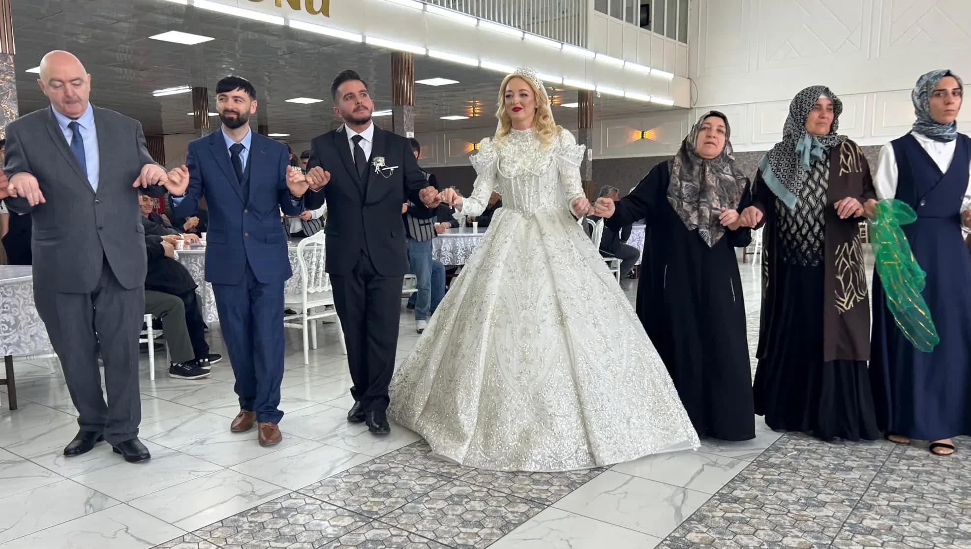 Tatile geldiği otelde aşkı buldu: Otel personelinden İskoçyalı geline Van usulü düğün   