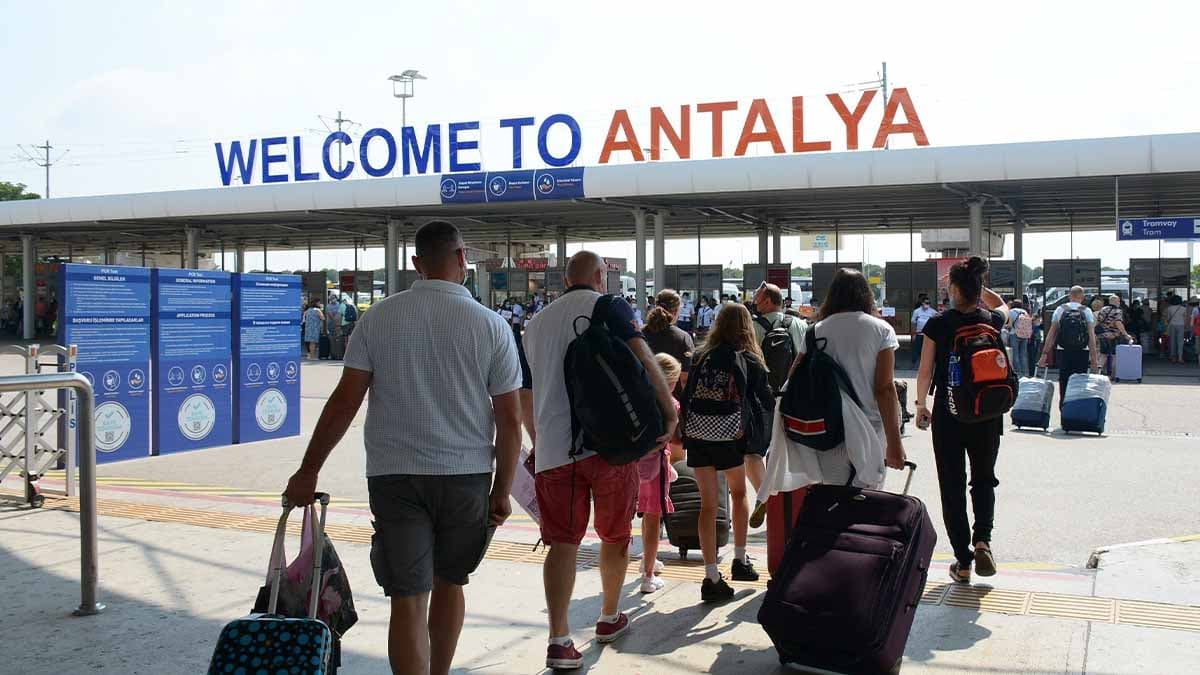 Antalya'da erken rezervasyon iptallerine rağmen akış devam ediyor
