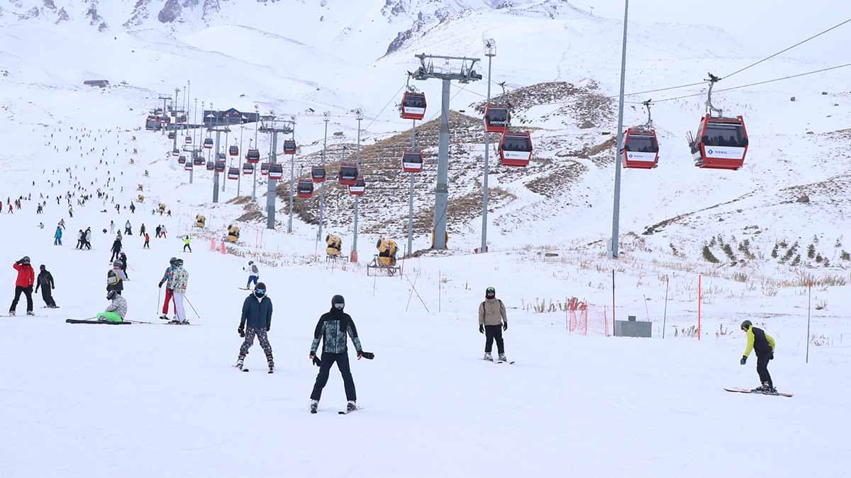 Erciyes Kayak Merkezi'nde yeni sezonun ilk ayında 1 milyon ziyaretçi