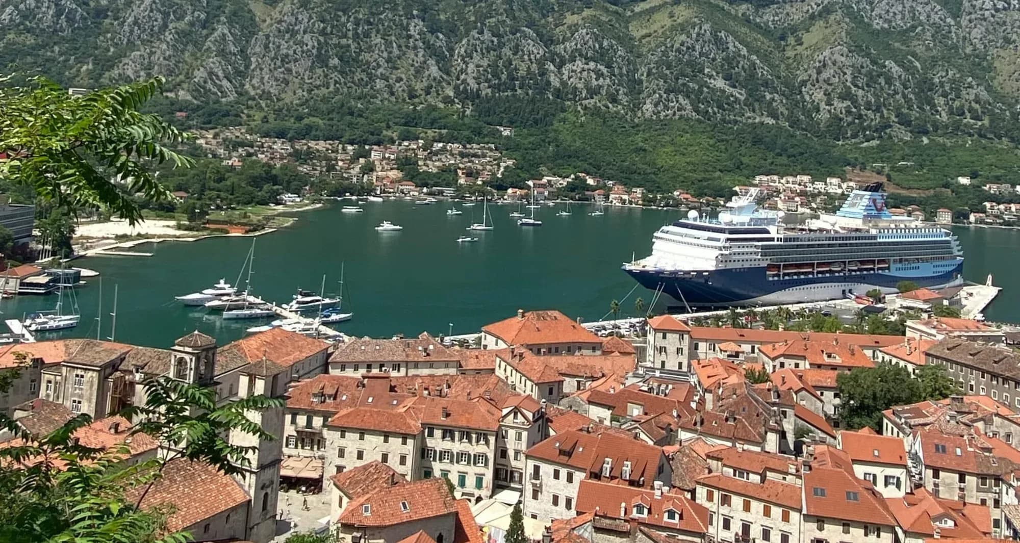 Karadağ'da Türk turistlerin geceleme sayılarında sert düşüş