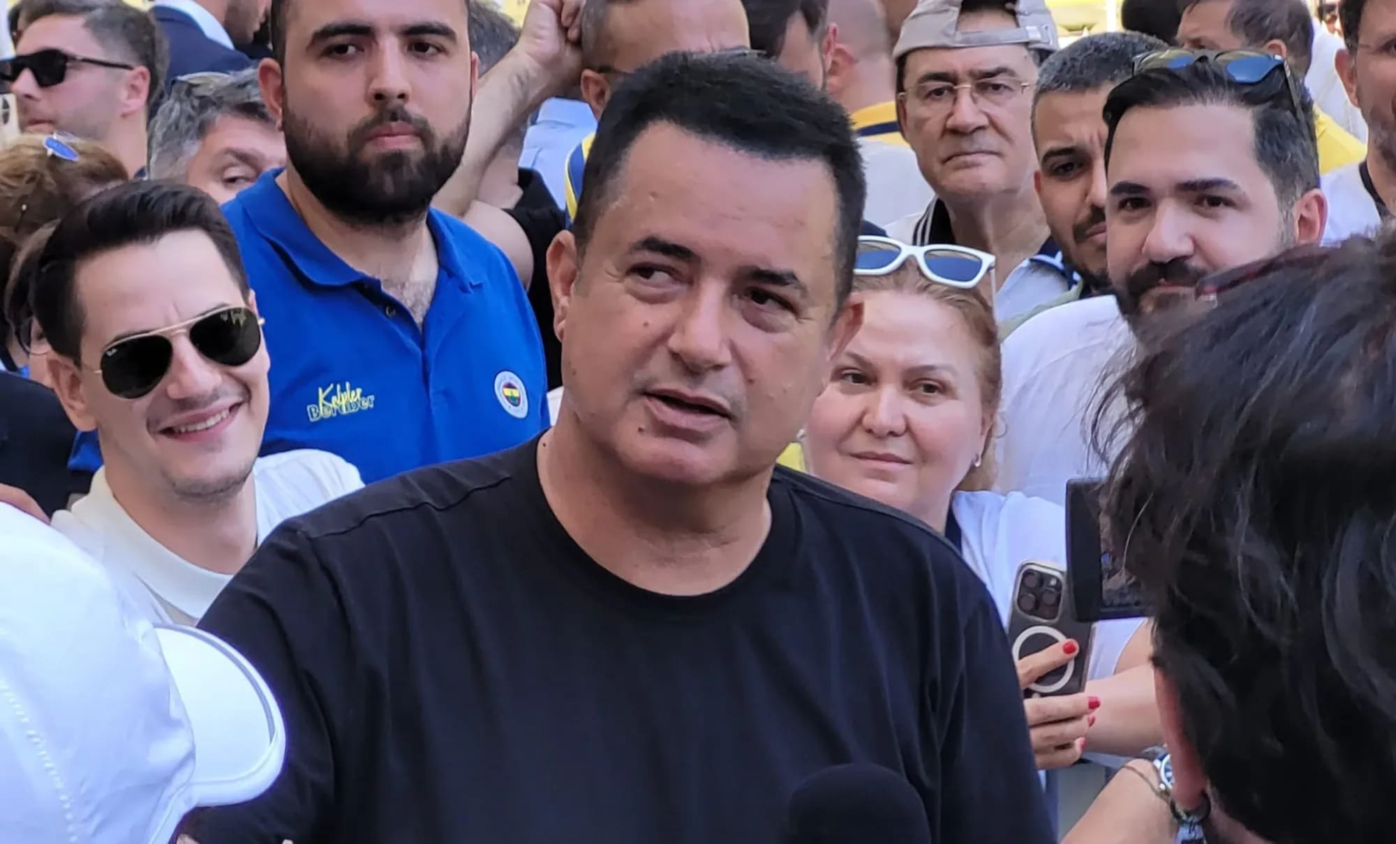 Yunan adasında Acun Ilıcalı'ya yer açmak isteyen işletmeci Türk turistleri restorandan kovdu