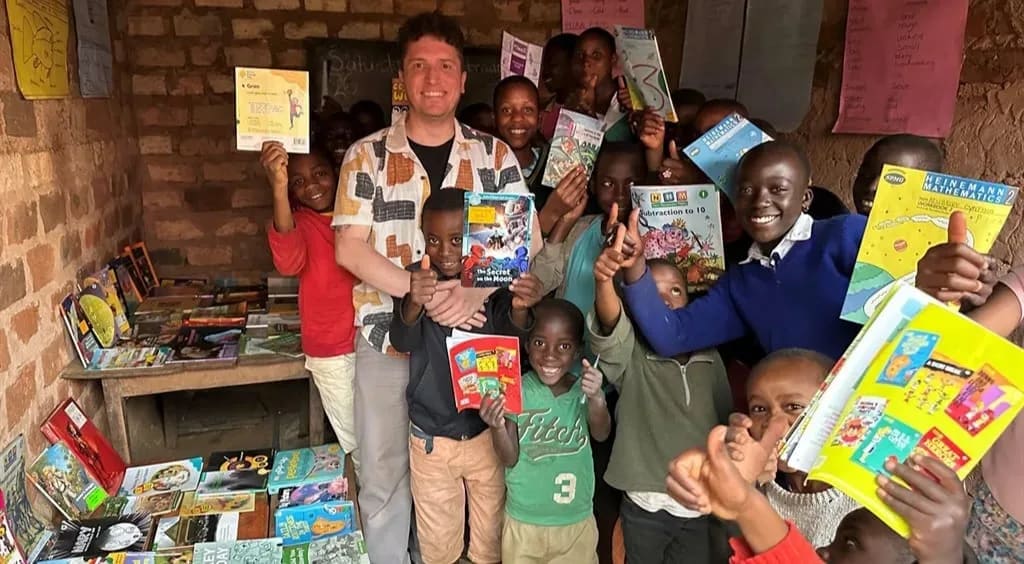 Türk ekonomist, turist olarak gittiği Uganda'da dağ köyüne kütüphane kurdu