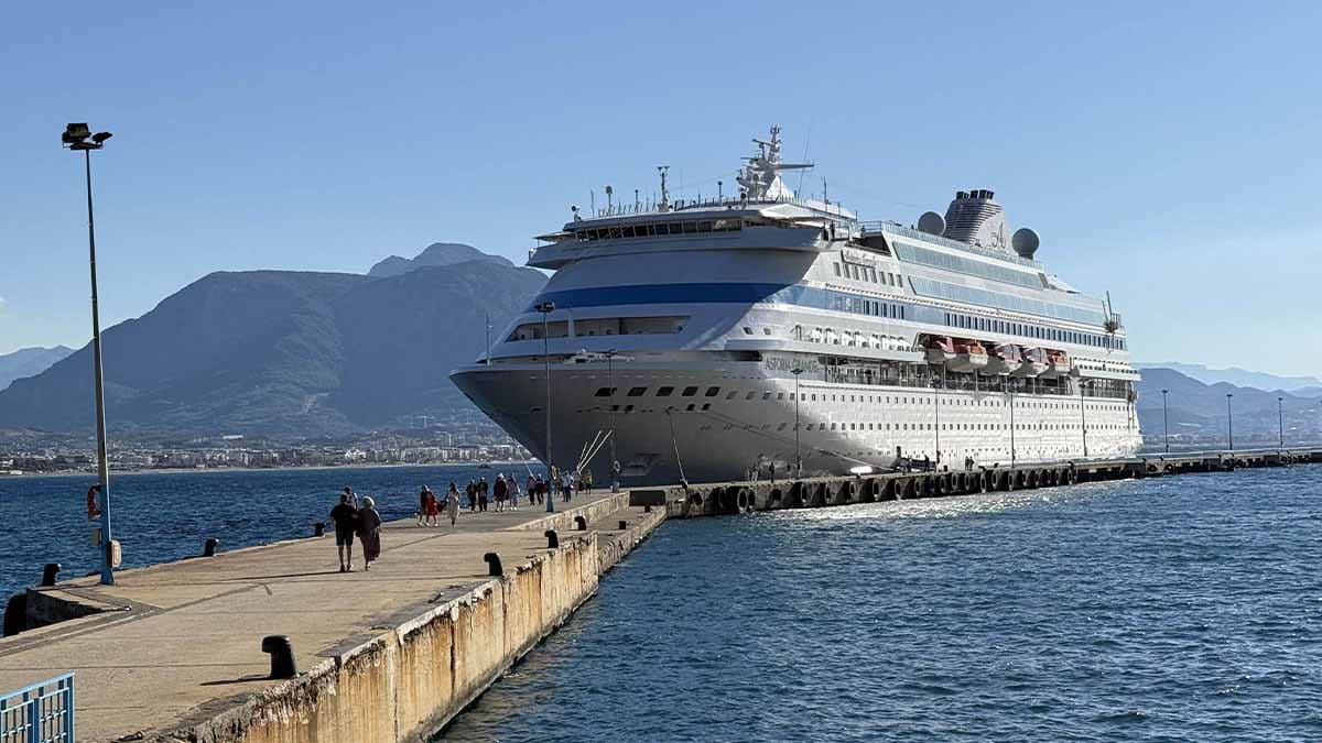 Yüzen oteller ile iki ayda 52 bin 748 yolcu seyahat etti