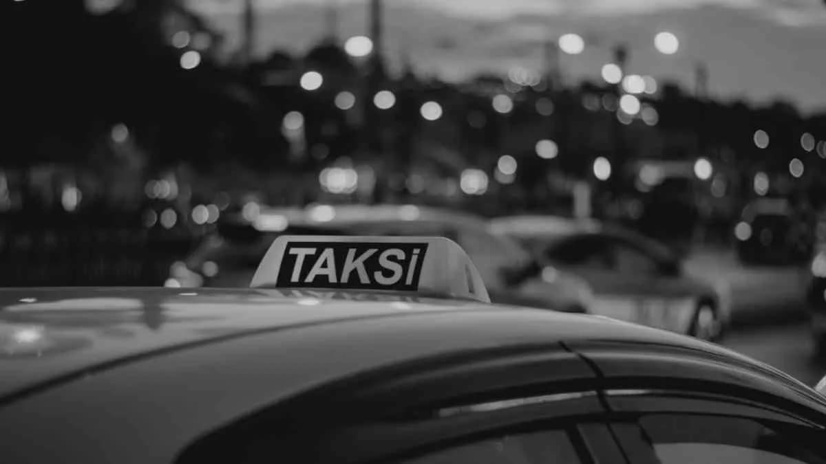 Turisti aldıktan sonra taksimetreyi açmayan taksi şoförü dolandırıcılıktan tutuklandı