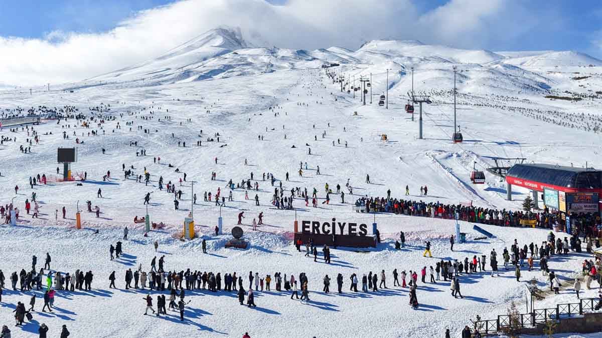 Erciyes Kayak Merkezi, 20 günde 550 bin ziyaretçi ağırladı