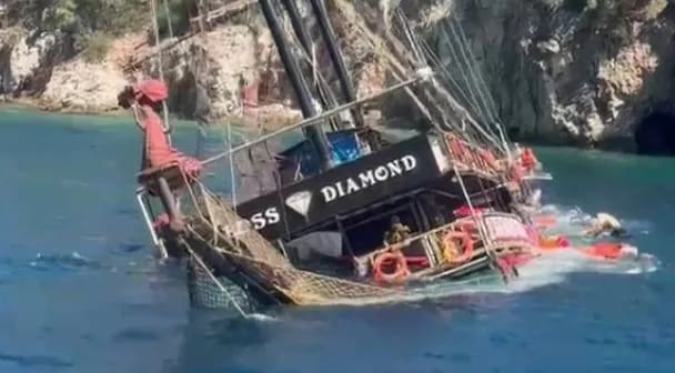 Marmaris'te 148 kişinin bulunduğu gezi teknesi battı