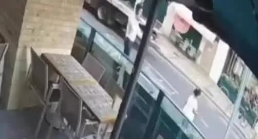 Londra'da Türk restoran müdürü, motosikletin önüne atlayarak küçük çocuğun hayatını kurtardı