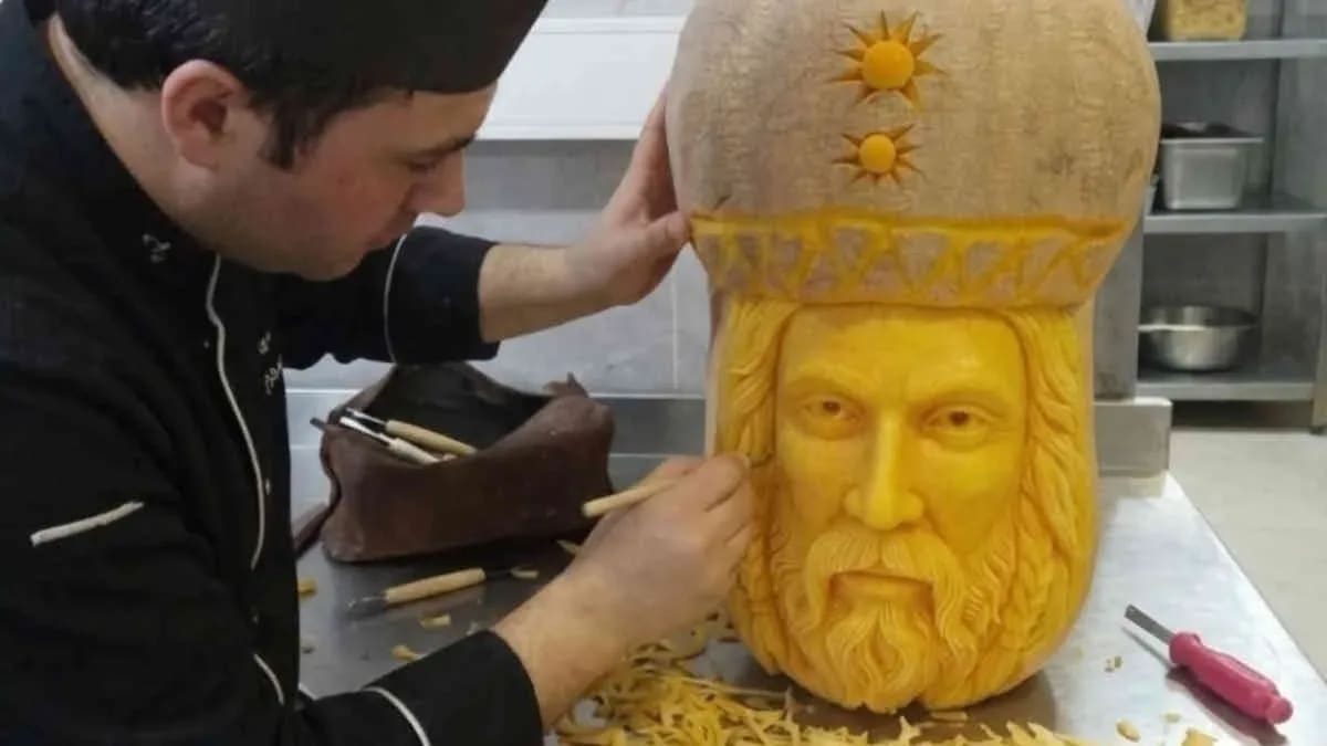 Oteldeki bal kabaklarını sanat eserine çeviren şef