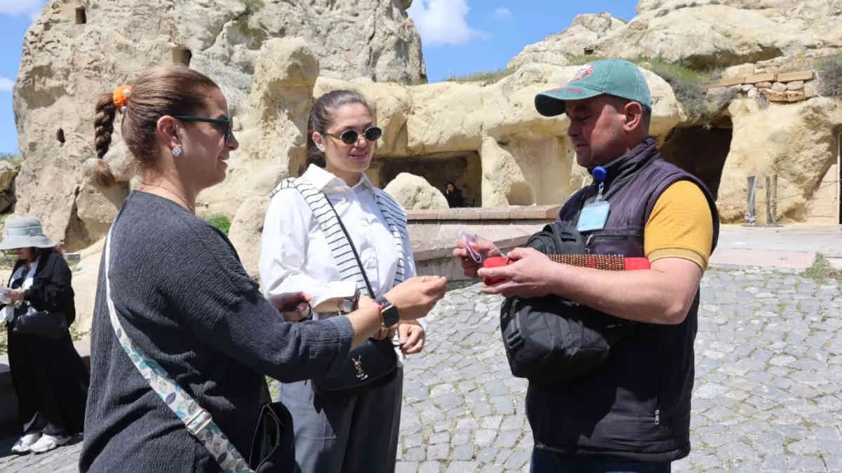 Geçirdiği trafik kazasında ölümden döndü: 7 dil öğrenip turistlere bileklik satarak hayata tutundu
