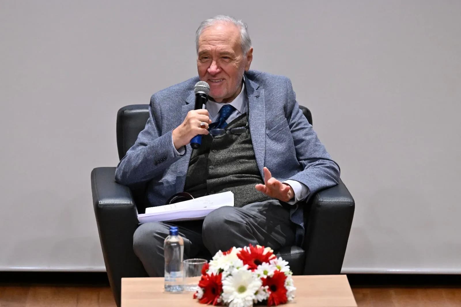 İlber Ortaylı: "Seyahat etmek, uçağa binip her şey dahil lüks bir otele kapanmak değildir"