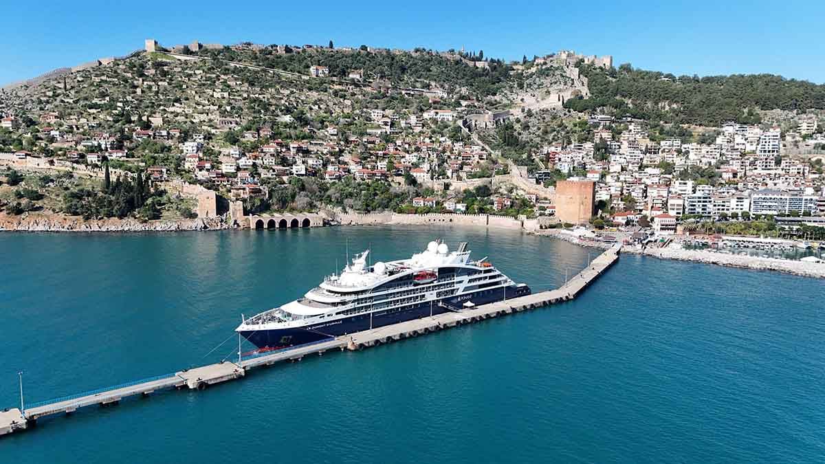 Fransız bayraklı kruvaziyer Alanya’ya demir attı