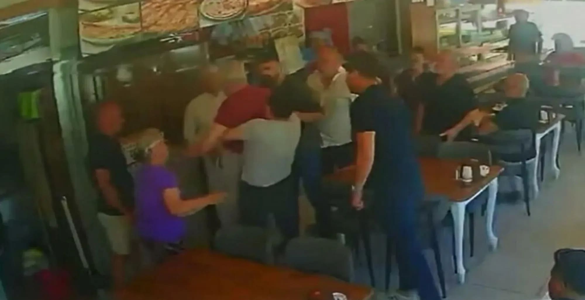 Kuşadası'nda nefes borusuna yemek kaçan İngiliz turisti restoran sahibinin Heimlich manevrası kurtardı