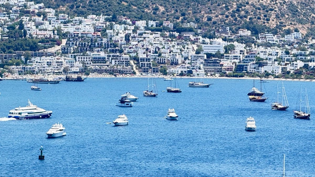 Bodrum koylarında yat kuşatması başladı