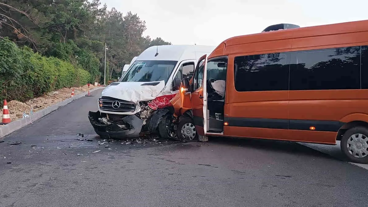 Antalya'da tur minibüsleri çarpıştı, 13 turist yaralandı
