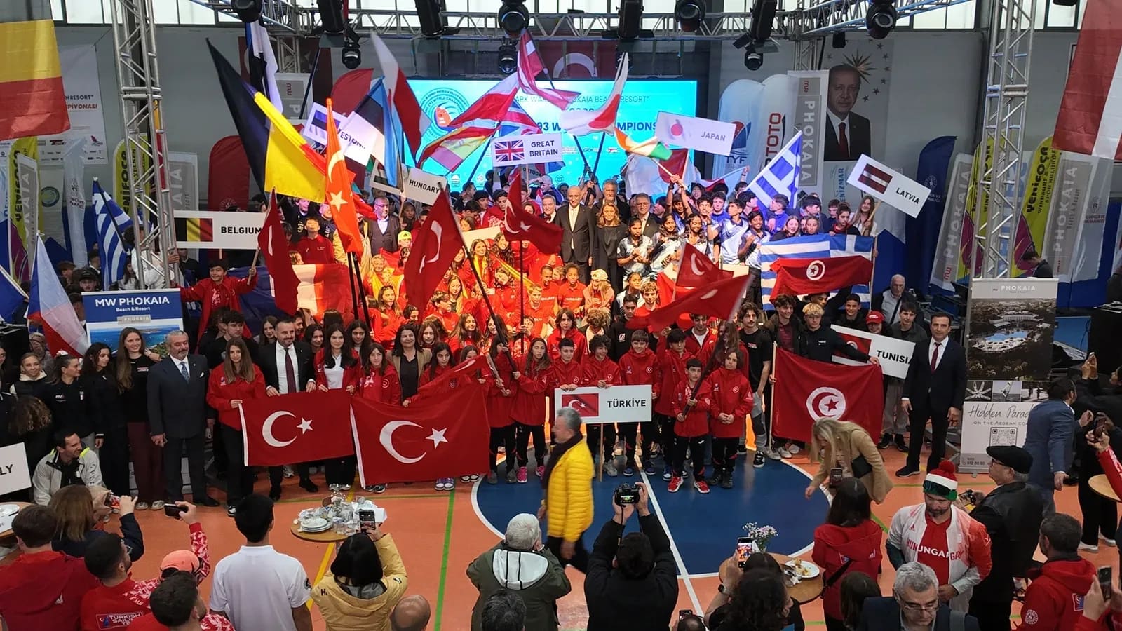 Foça'daki Dünya Şampiyonası açılış töreninde kardeşlik ve barış rüzgarları esti