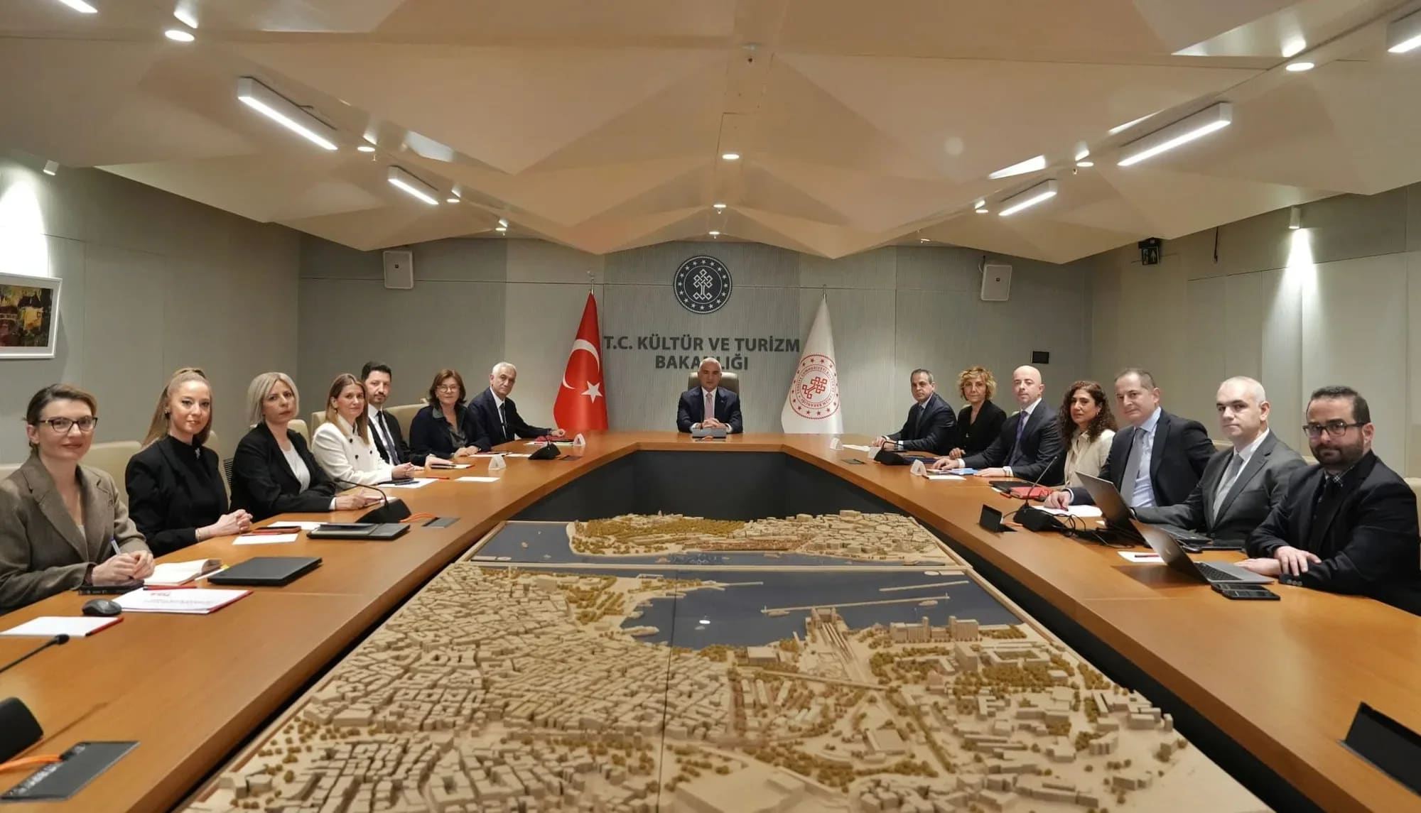 Turizm Bakanı Ersoy, sektör temsilcileriyle son gelişmeleri değerlendirdi