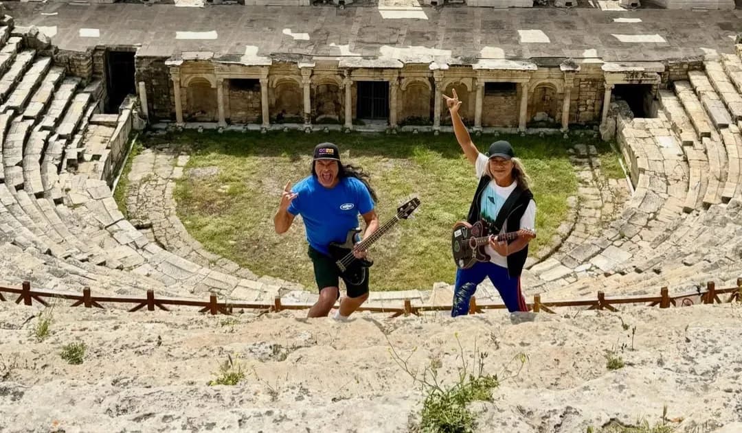 Dünyaca ünlü efsane metal müzik grubu Metallica'nın üyeleri Denizli'deki Hierapolis'i gezdi