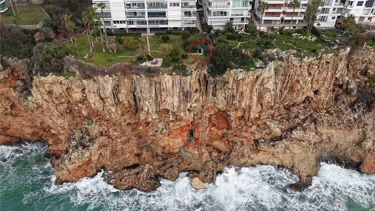 Antalya’nın falezlerindeki kaçak asansör ve baraka için yıkım kararı