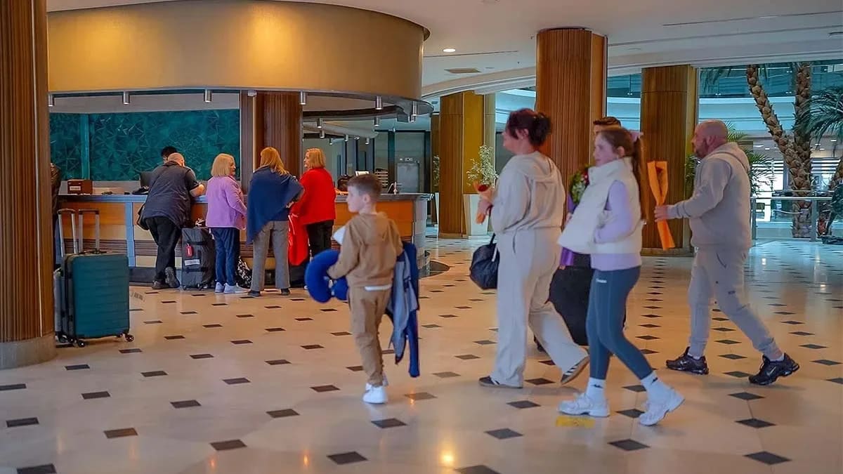 Marmaris'te İngiliz turistler çiçeklerle karşılaşılandı