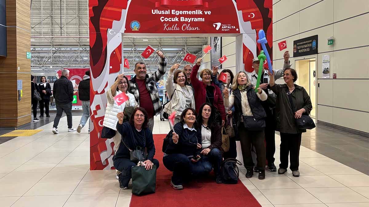 Fraport TAV Antalya Havalimanı’nda 23 Nisan’a özel renkli karşılama