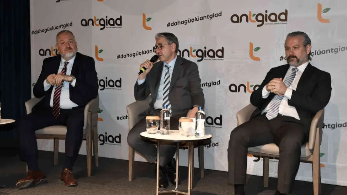Hakan Saatçioğlu: “İstihdamı korumak için ya 12 ay turizm yapacağız ya da 4 ay işsizlik maaşı vereceğiz”