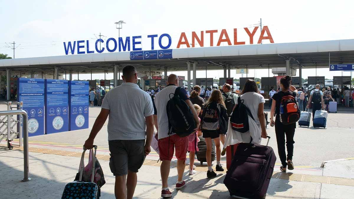 Antalya'da erken rezervasyon iptallerine rağmen akış devam ediyor
