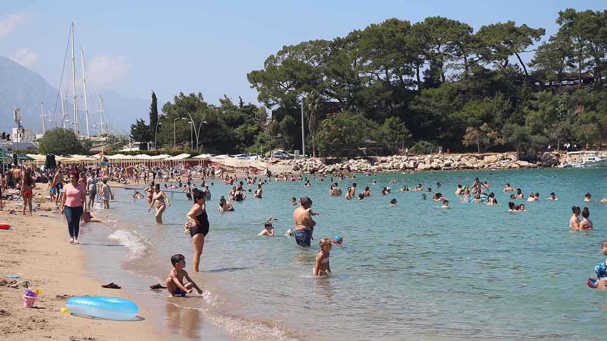 Antalya’nın gözde turizm merkezi Kemer, 2025'te nüfusunun 90 katını ağırladı