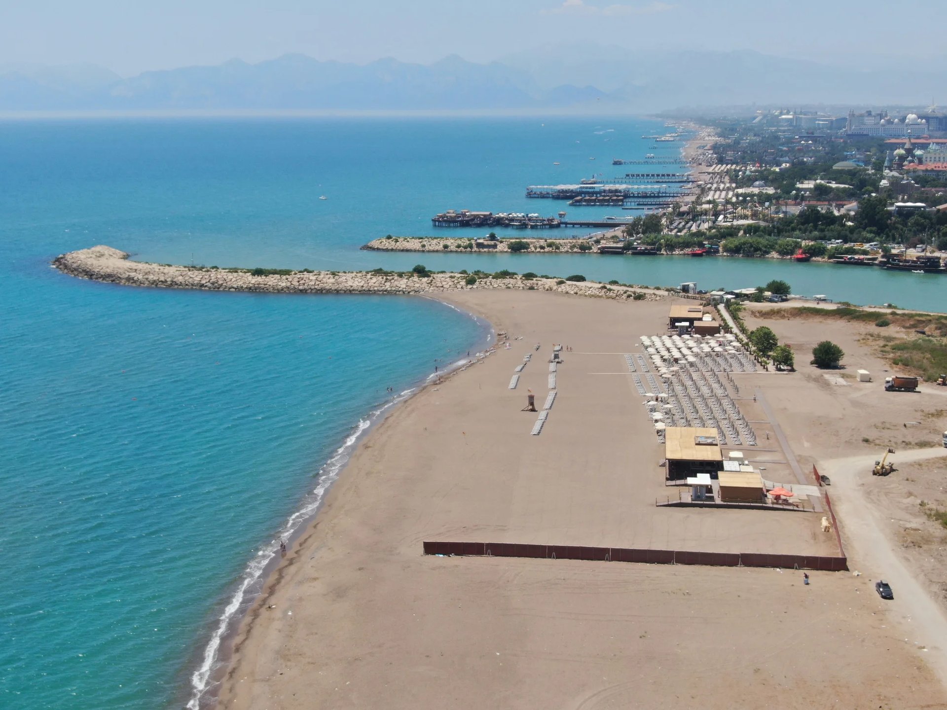 Antalya’da denize sıfır 5 yıldızlı çardakların yerini halk plajları alıyor