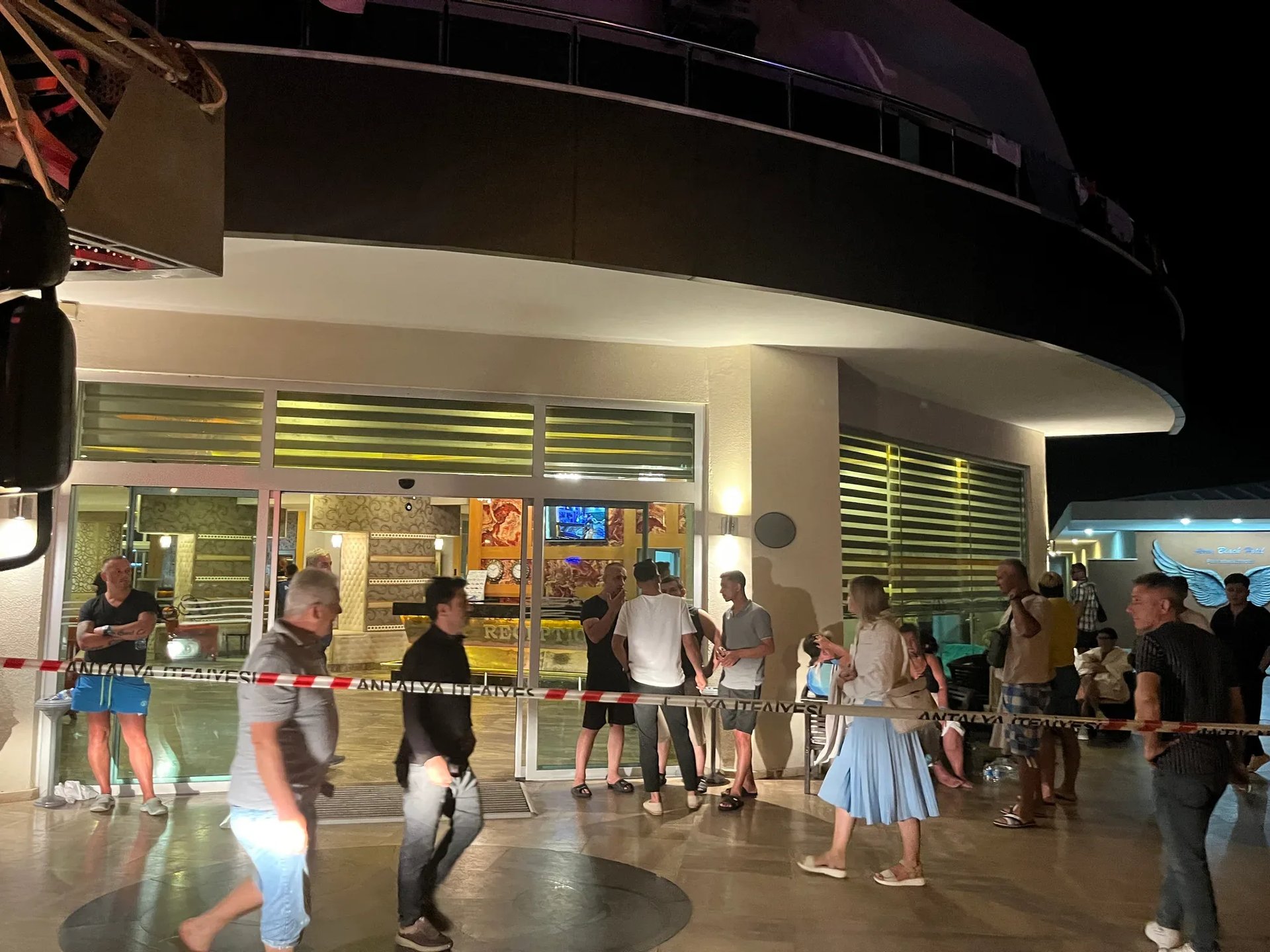 Antalya’daki otel yangınında tahliye edilen 622 turist başka otellere yerleştirildi