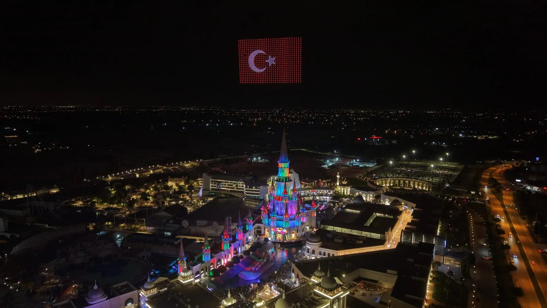 The Land of Legends, 1000 drone ile Türk bayrağını gökyüzüne taşıdı
