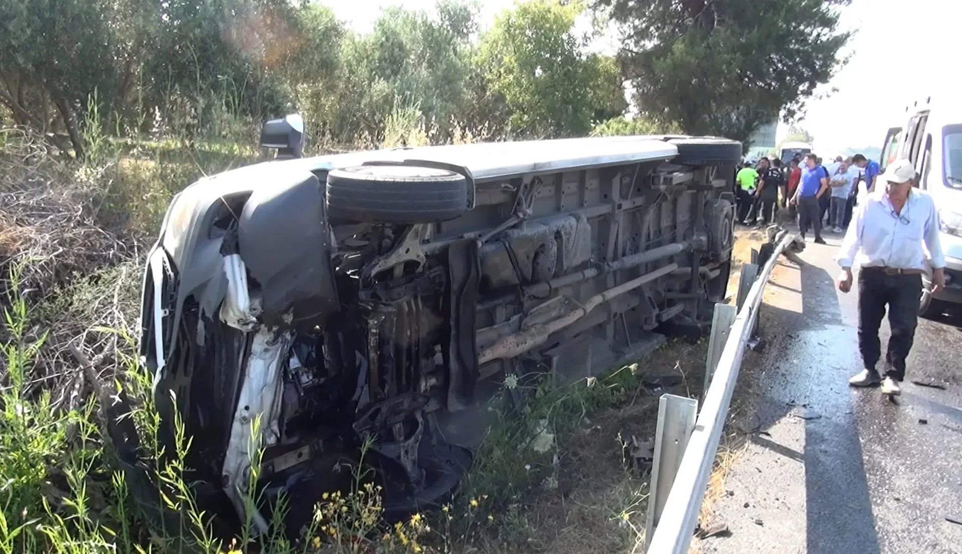 Antalya'da tur minibüsü devrildi, şoför kaçtı