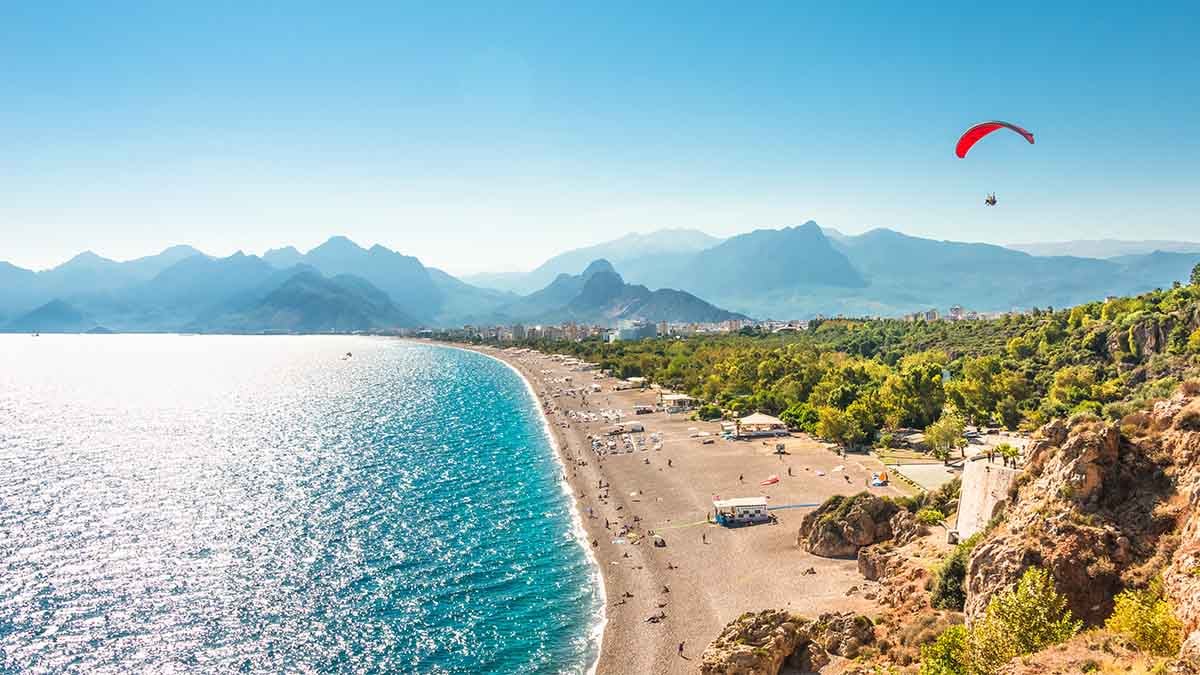 Antalya’nın dünyaca ünlü Konyaaltı Sahili'ne çöp atana para cezası uygulanacak