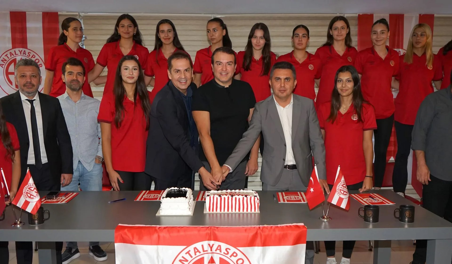 Güral Premier Hotels & Resorts, Antalyaspor Voleybol Takımı'na isim sporsoru oldu