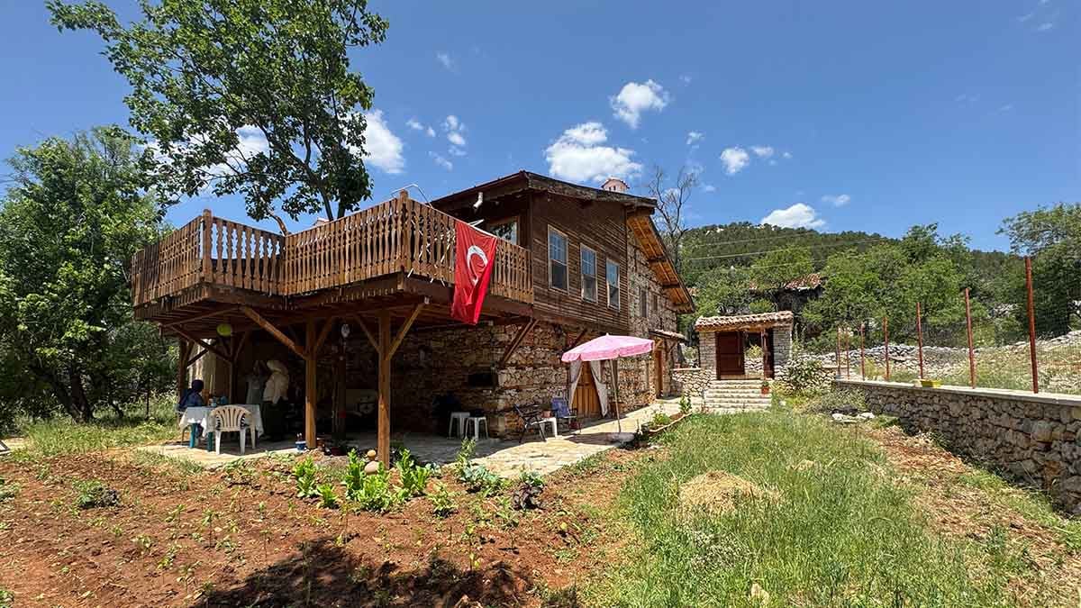 Atalarından kalan tarihi düğmeli evi restore edip turizme kazandırdı
