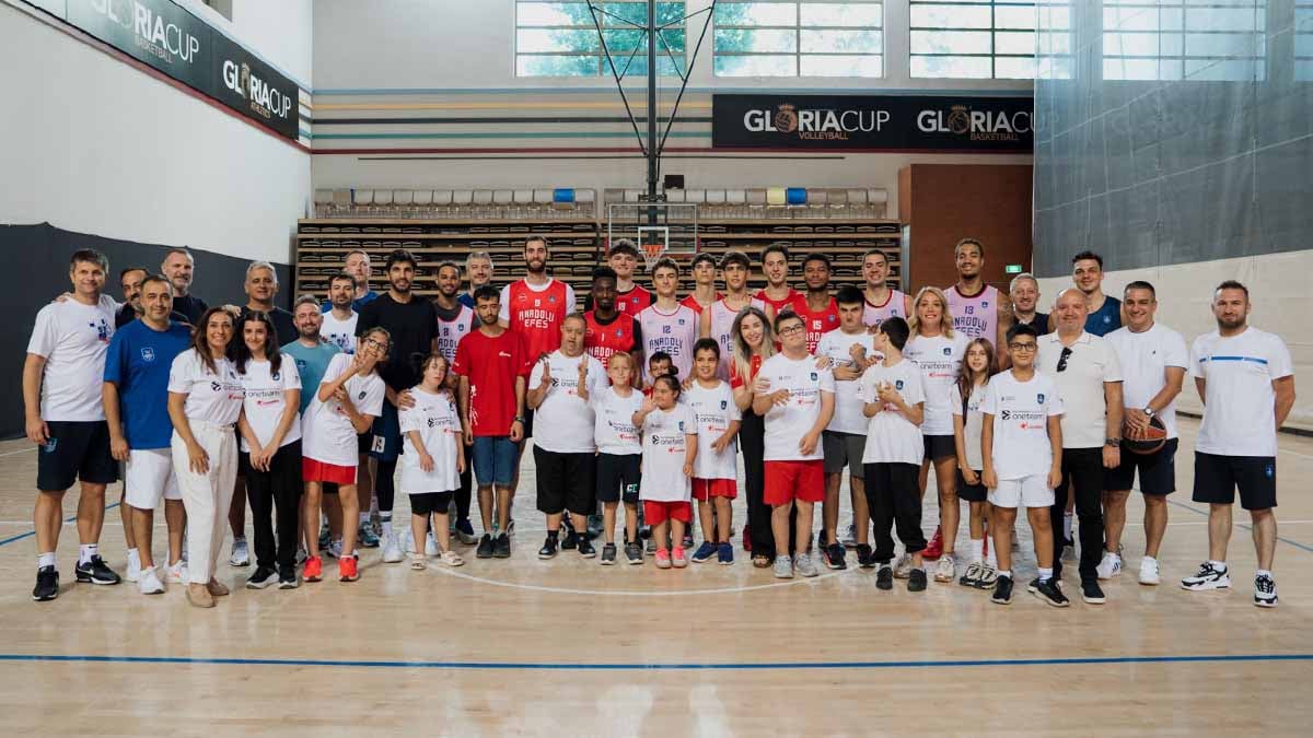 Corendon Turizm Grubu ve ZİÇEV çocukları, Anadolu Efes antrenmanını ziyaret etti