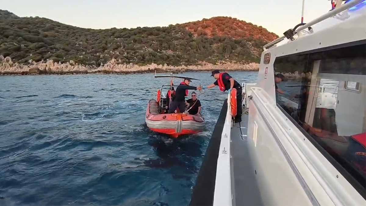 Antalya'da kayalıklarda mahsur kalan Alman turist kurtarıldı