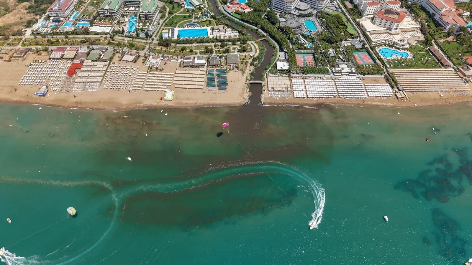 Antalya'da dereden gelen sular denizi kahverengiye bürüdü, turistler sahili boşalttı: İnceleme başlatıldı