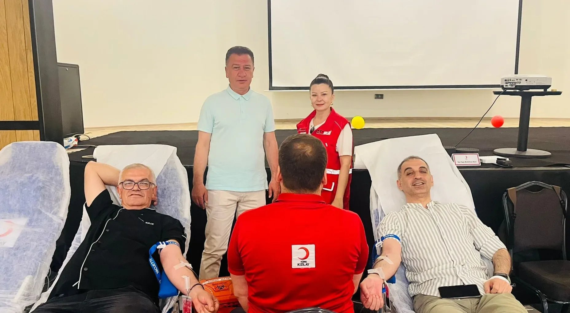 Siu Collection Beldibi personeli Kızılay'a kan bağışladı