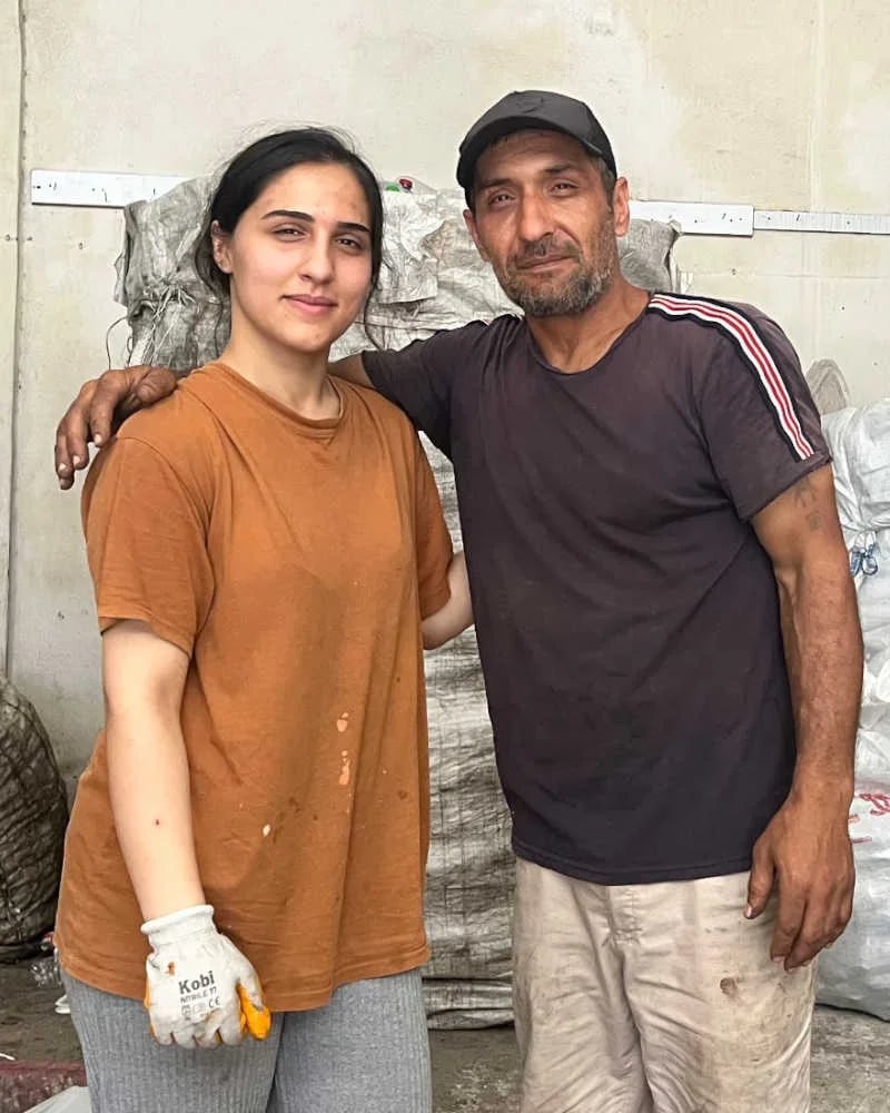 Sokaklarda kağıt toplayarak okuttuğu kızı, Turizm Bölümünü birincilikle bitirdi