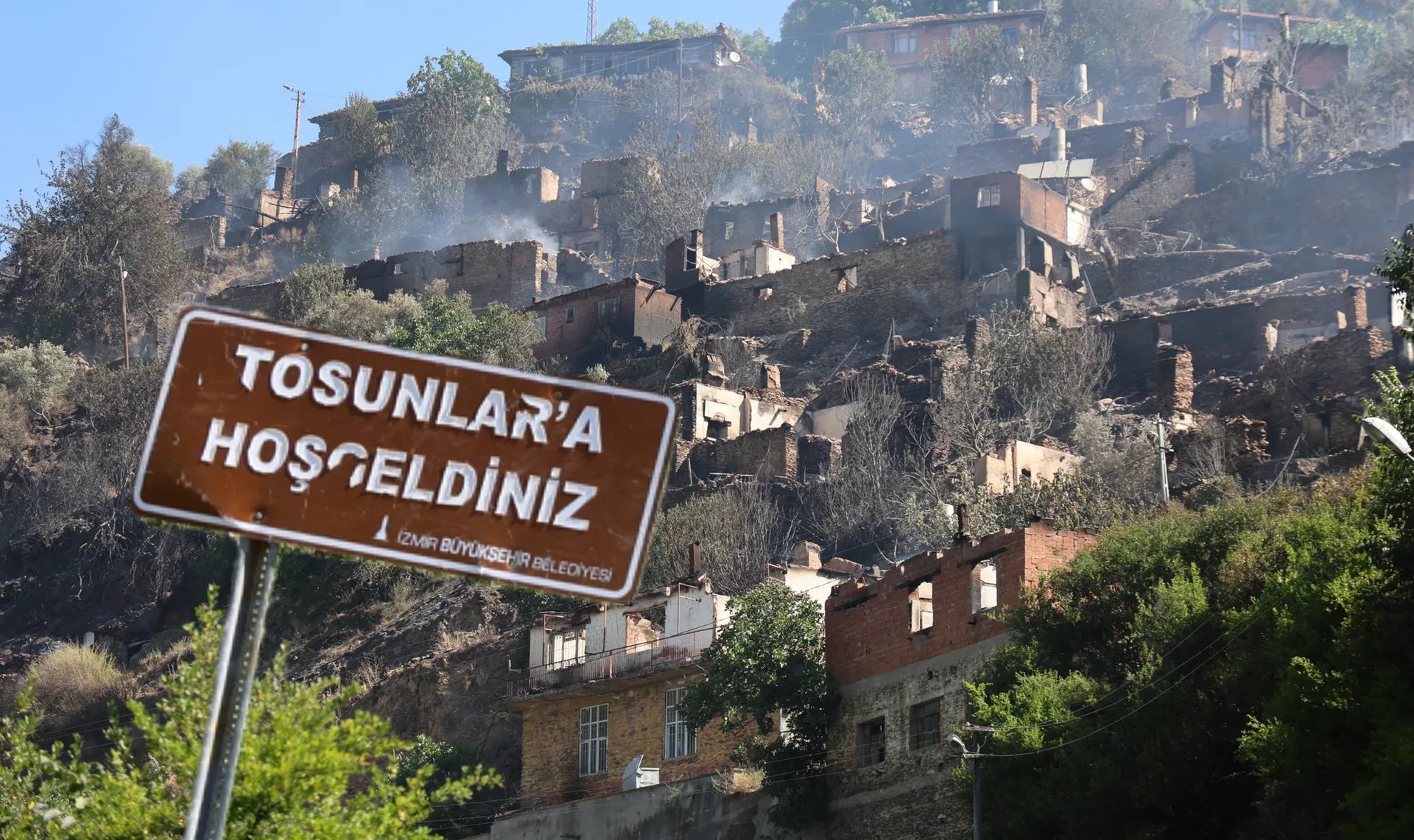 Orda bir köy var uzakta, o köy küle döndü